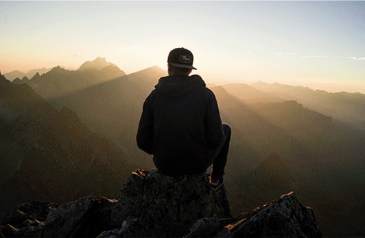 Homme qui regarde les montagnes